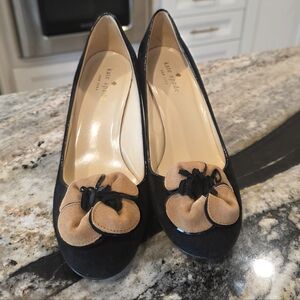 PRISTINE Kate Spade New York Montana Suede Flower Heels Pumps 7.5 Black Tan